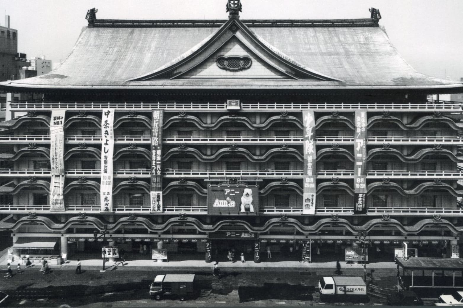 新歌舞伎座（大阪）唐破風（飾）