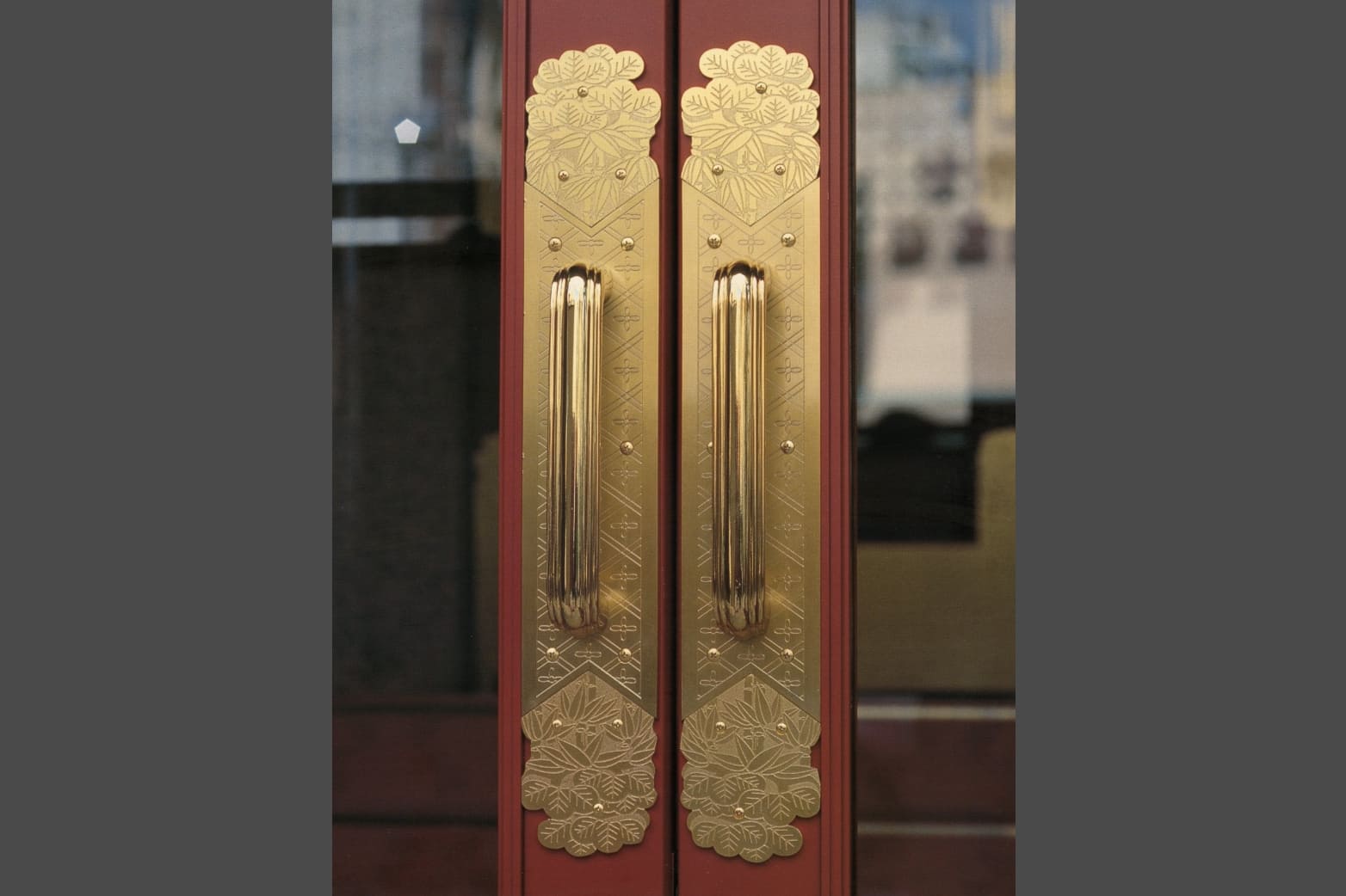 正面出入口扉取手