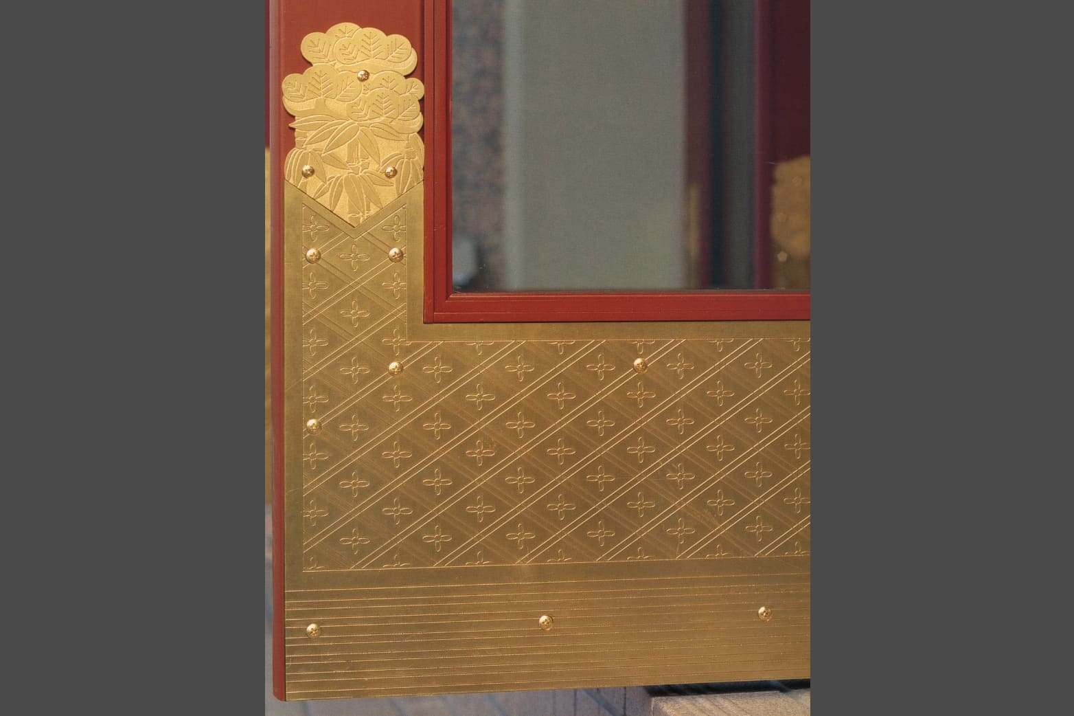 正面出入口扉下部