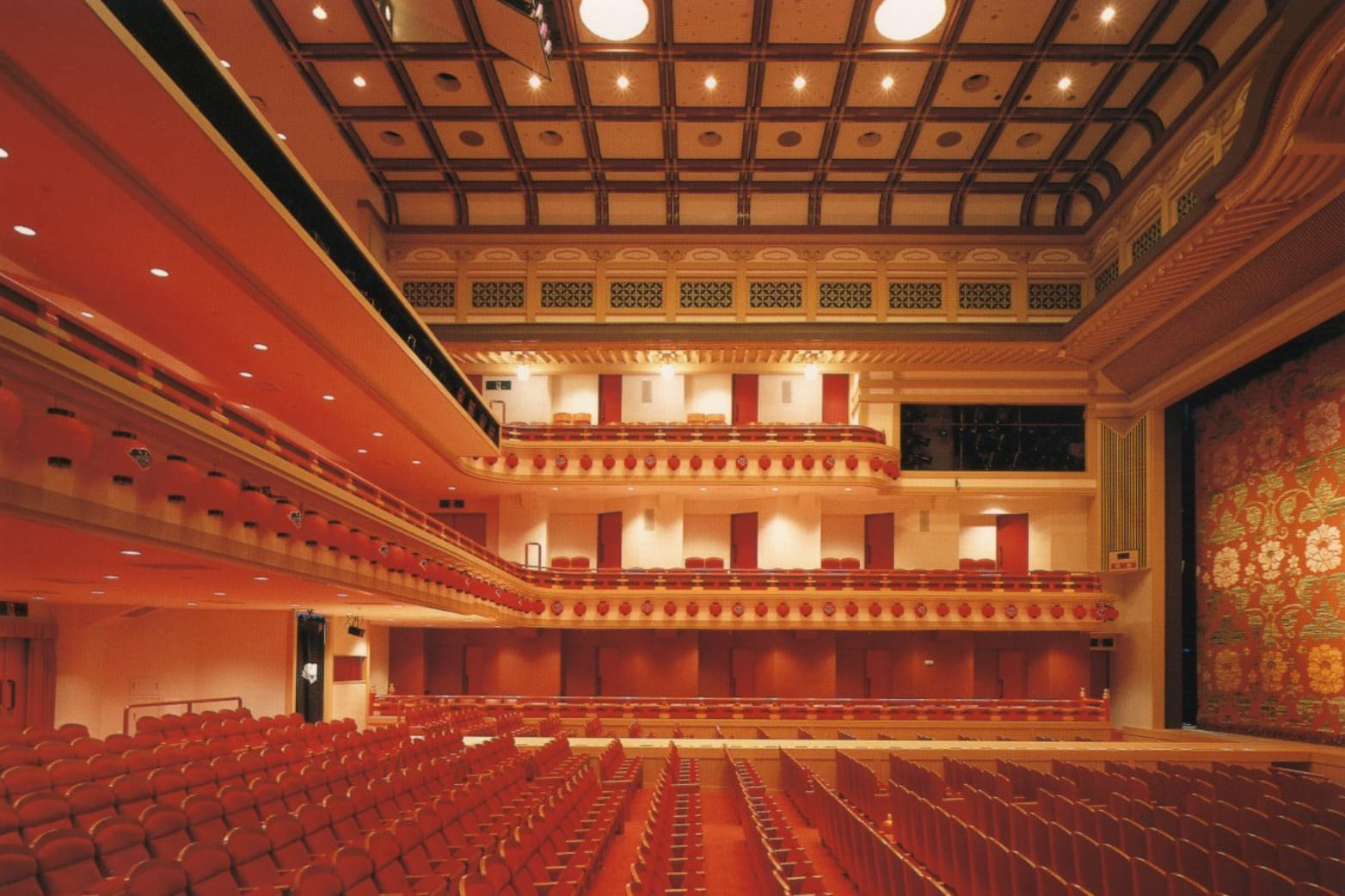 舞台より客席を臨む